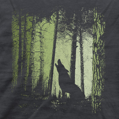 Einsamer Wolf im Zwielicht Wald