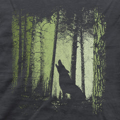 Einsamer Wolf im Zwielicht Wald