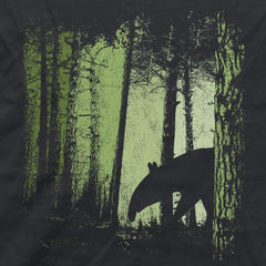 Lässiger Tapir im Zwielicht Wald