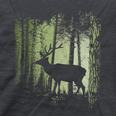 Hirsch im Zwielicht Wald