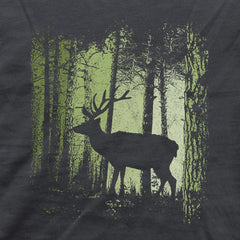 Hirsch im Zwielicht Wald