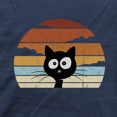 Retro schwarze Katze vor Sonnenuntergang