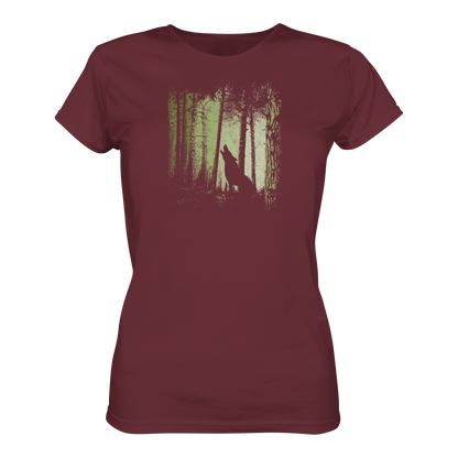 Einsamer Wolf im Zwielicht Wald  - Ladies Organic Shirt