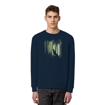 Einsamer Wolf im Zwielicht Wald  - Organic Basic Unisex Sweatshirt