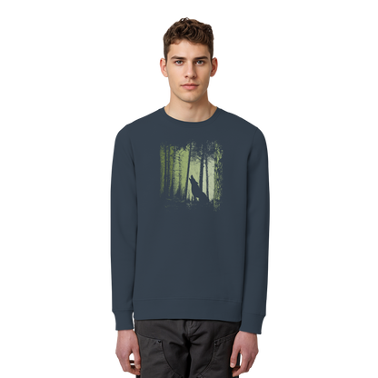 Einsamer Wolf im Zwielicht Wald  - Organic Basic Unisex Sweatshirt
