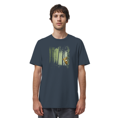 Comic Bär versteckt im Zwielicht Wald - Organic Shirt