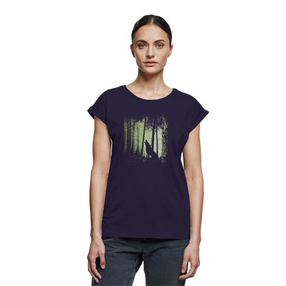 Einsamer Wolf im Zwielicht Wald  - Womens Extended Shoulder T-Shirt